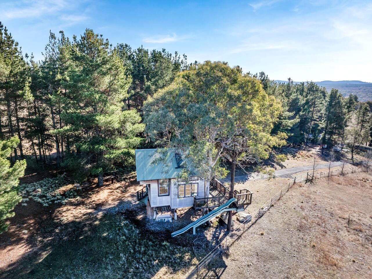 Enchanting Treetop Hideaway with Starry Balcony Bedroom near Canberra in Carwoola, Australia