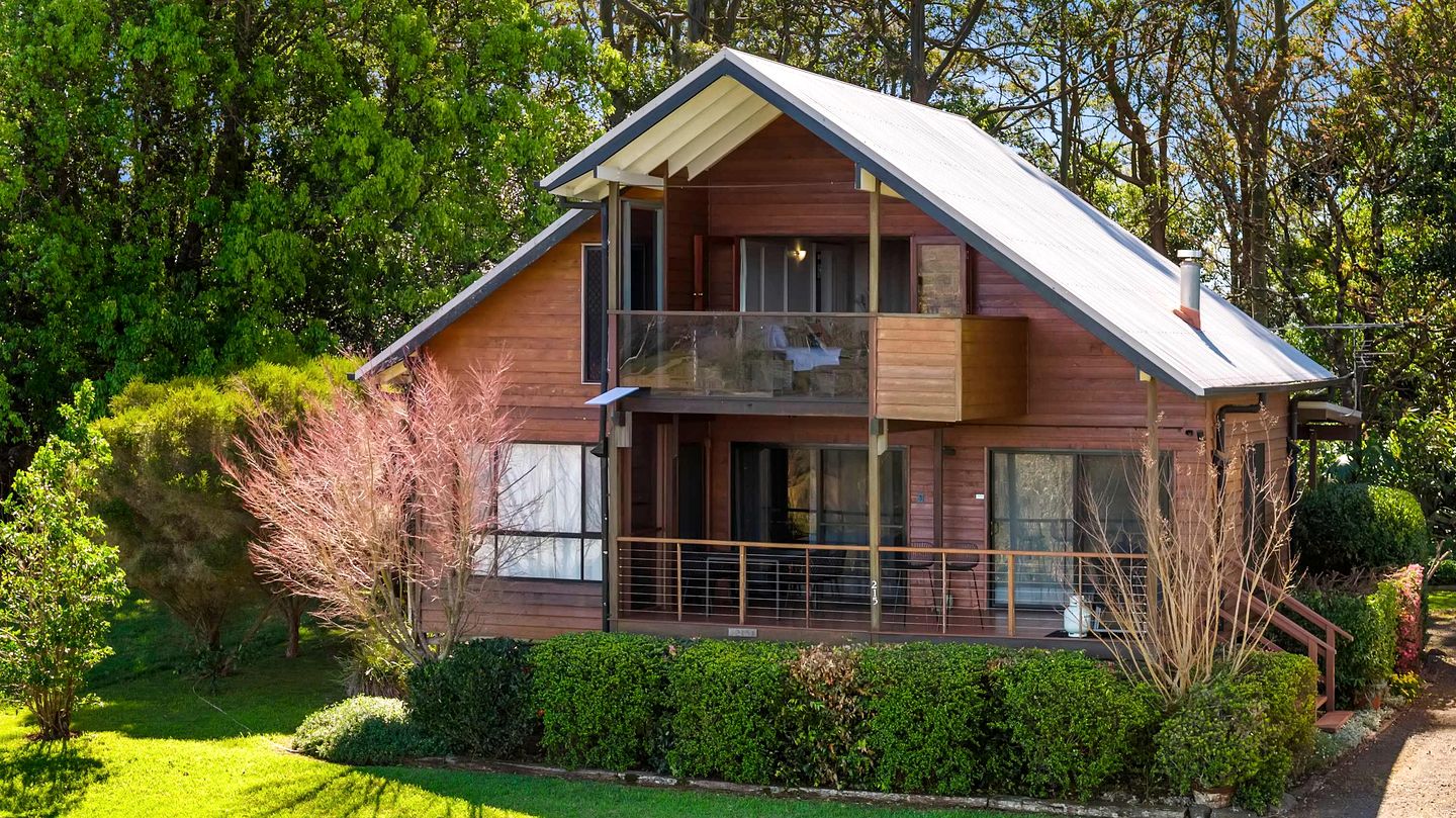 Cosy Mountain Chalet with Valley Views near Crows Nest, Queensland