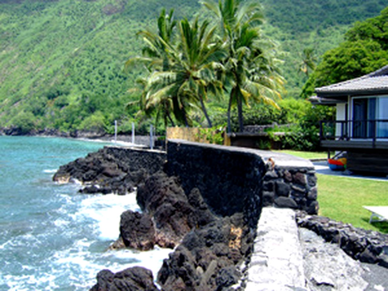 Incredible Waterfront Cottage with Kayaks and a Hot Tub on Kealakekua Bay in Hawaii