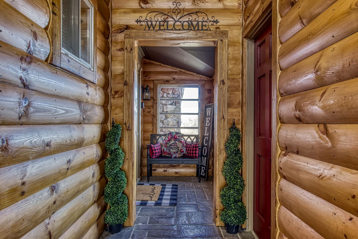 Sevierville, Tennessee Log Cabin, Ideal for a Great Smoky Mountains Glamping Vacation