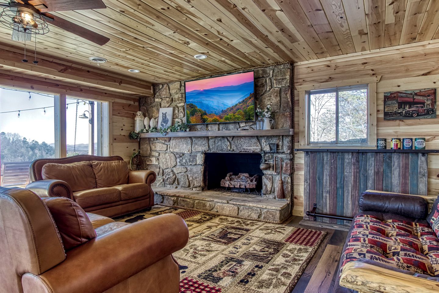 Sevierville, Tennessee Log Cabin, Ideal for a Great Smoky Mountains Glamping Vacation