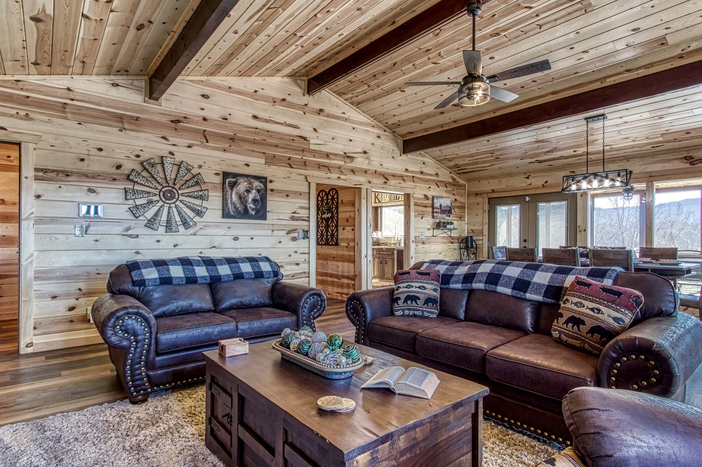 Sevierville, Tennessee Log Cabin, Ideal for a Great Smoky Mountains Glamping Vacation