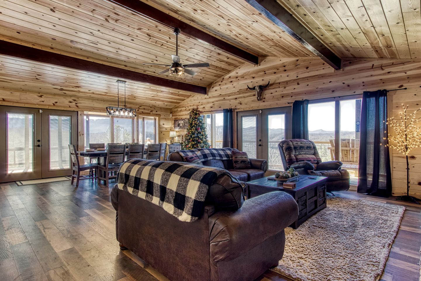 Sevierville, Tennessee Log Cabin, Ideal for a Great Smoky Mountains Glamping Vacation