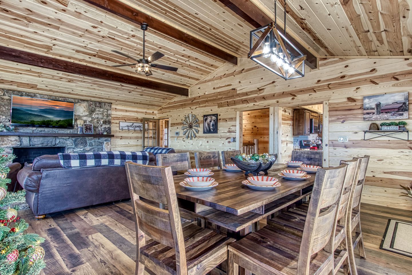 Sevierville, Tennessee Log Cabin, Ideal for a Great Smoky Mountains Glamping Vacation