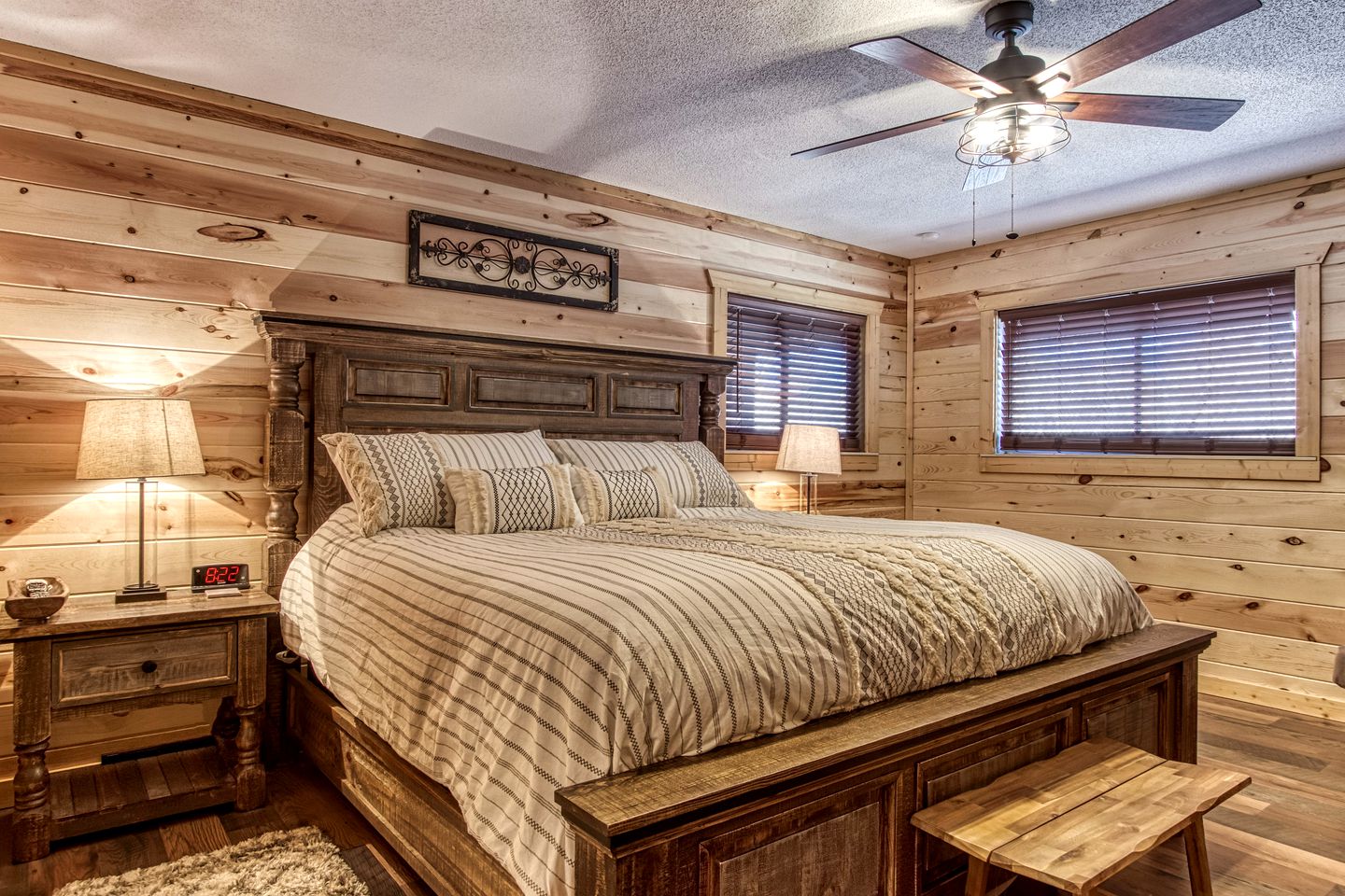 Sevierville, Tennessee Log Cabin, Ideal for a Great Smoky Mountains Glamping Vacation