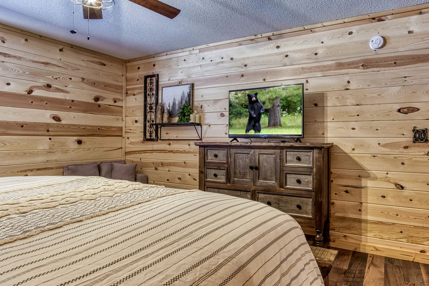 Sevierville, Tennessee Log Cabin, Ideal for a Great Smoky Mountains Glamping Vacation