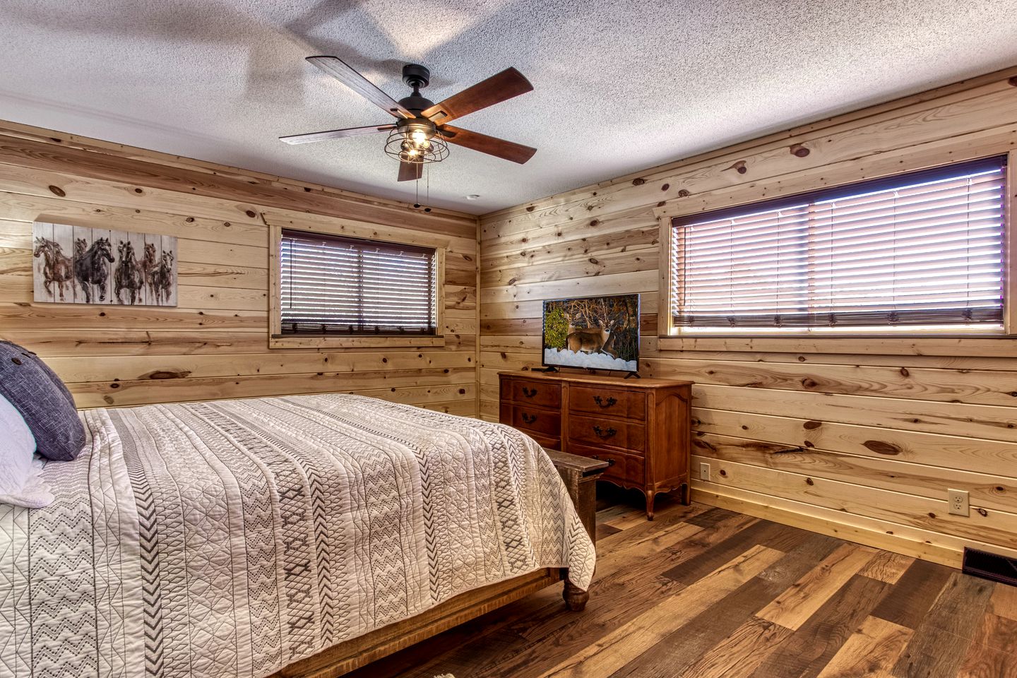 Sevierville, Tennessee Log Cabin, Ideal for a Great Smoky Mountains Glamping Vacation