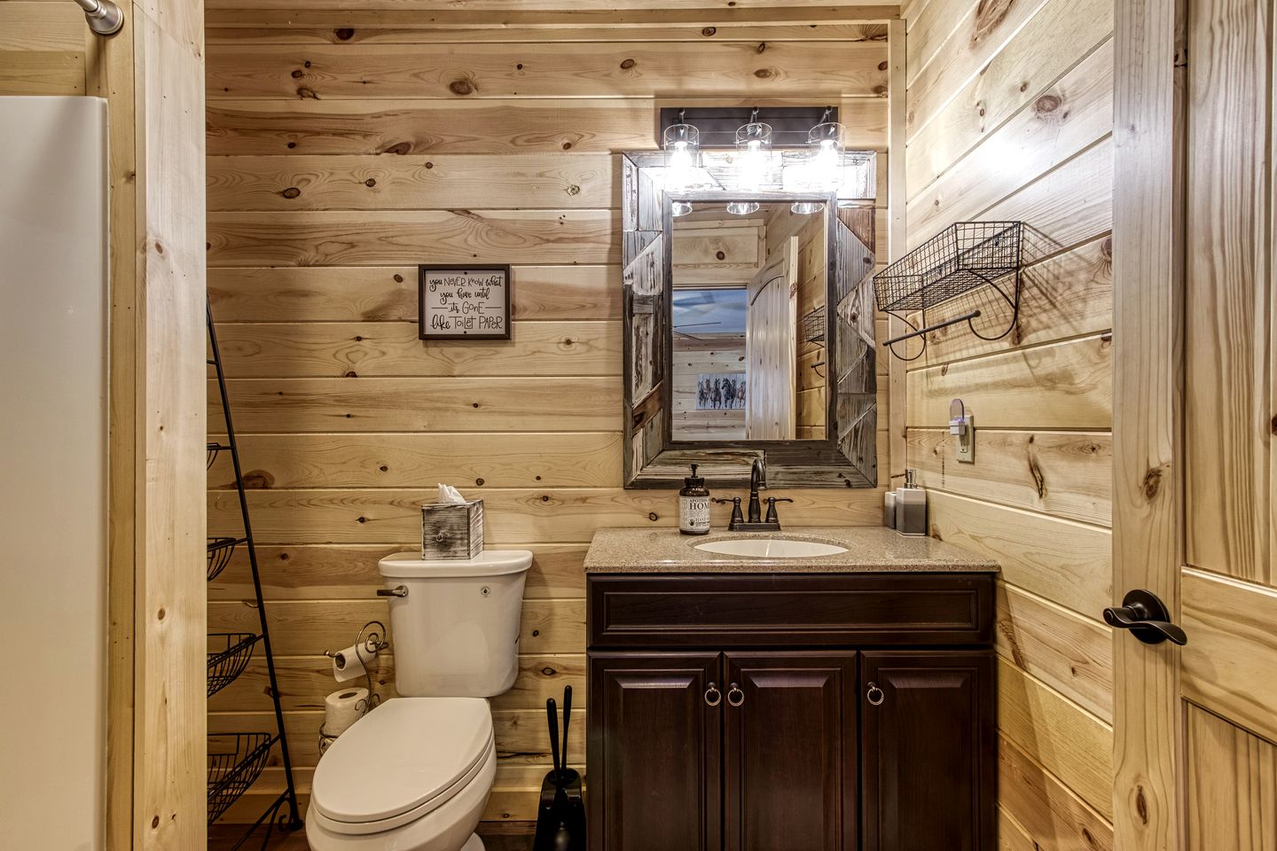 Sevierville, Tennessee Log Cabin, Ideal for a Great Smoky Mountains Glamping Vacation
