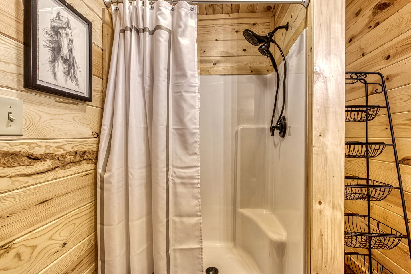 Sevierville, Tennessee Log Cabin, Ideal for a Great Smoky Mountains Glamping Vacation