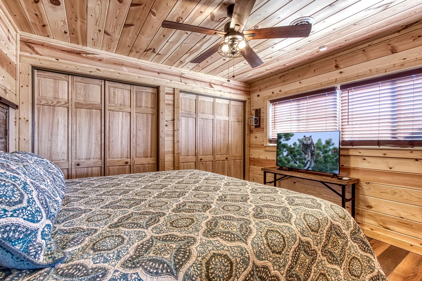 Sevierville, Tennessee Log Cabin, Ideal for a Great Smoky Mountains Glamping Vacation