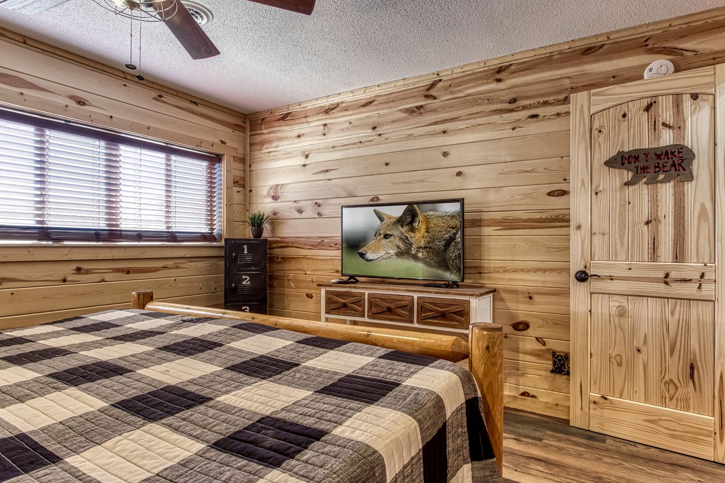Sevierville, Tennessee Log Cabin, Ideal for a Great Smoky Mountains Glamping Vacation