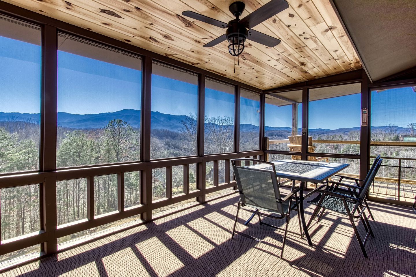 Sevierville, Tennessee Log Cabin, Ideal for a Great Smoky Mountains Glamping Vacation
