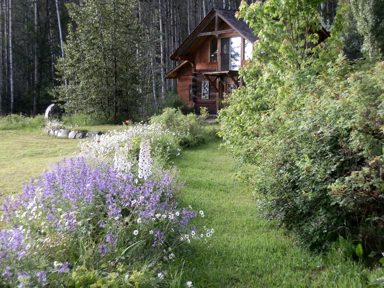 Spacious Lodge Accommodation for a Getaway near Lake Kathlyn, British Columbia