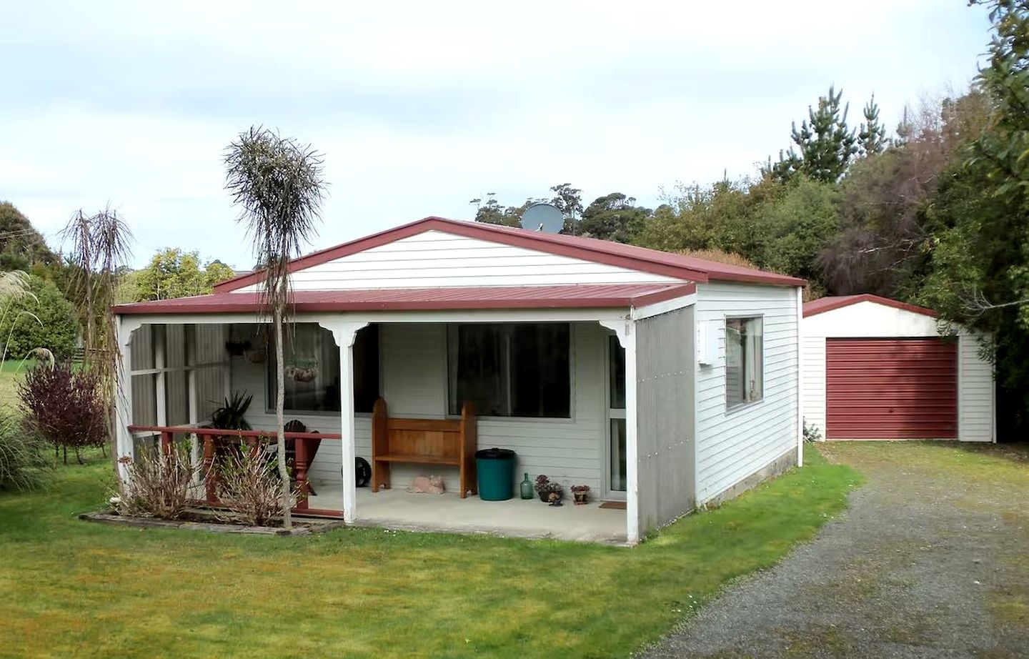 Beautiful Cottage Rental near the Native Forest of the Catlins, South Island | Vacation Rentals (Papatowai, South Island, New Zealand)
