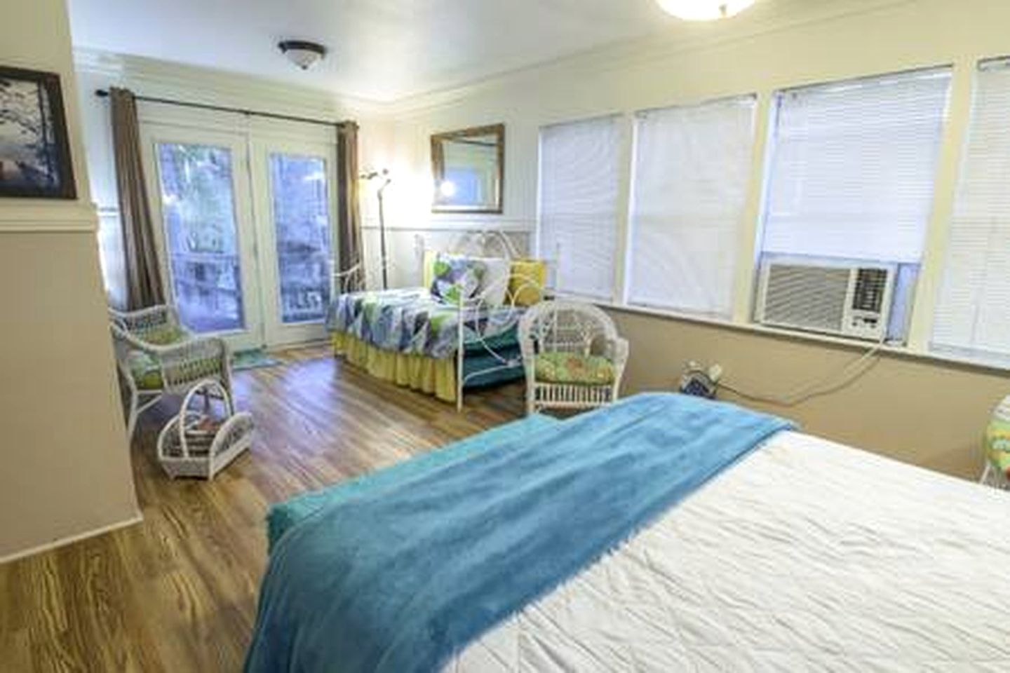 Riverfront Cottage with Fire Pit and Cozy Interior Perfect for Groups in Texas