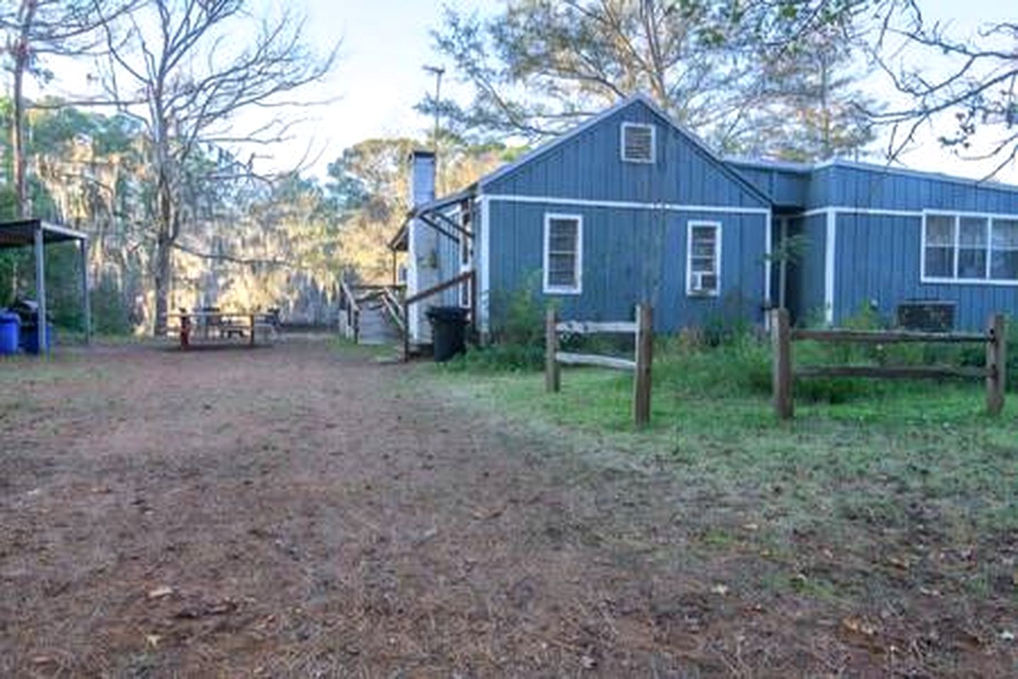 Riverfront Cottage with Fire Pit and Cozy Interior Perfect for Groups in Texas