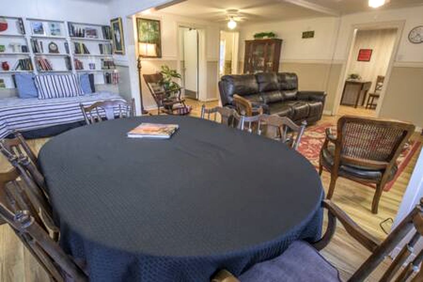 Riverfront Cottage with Fire Pit and Cozy Interior Perfect for Groups in Texas