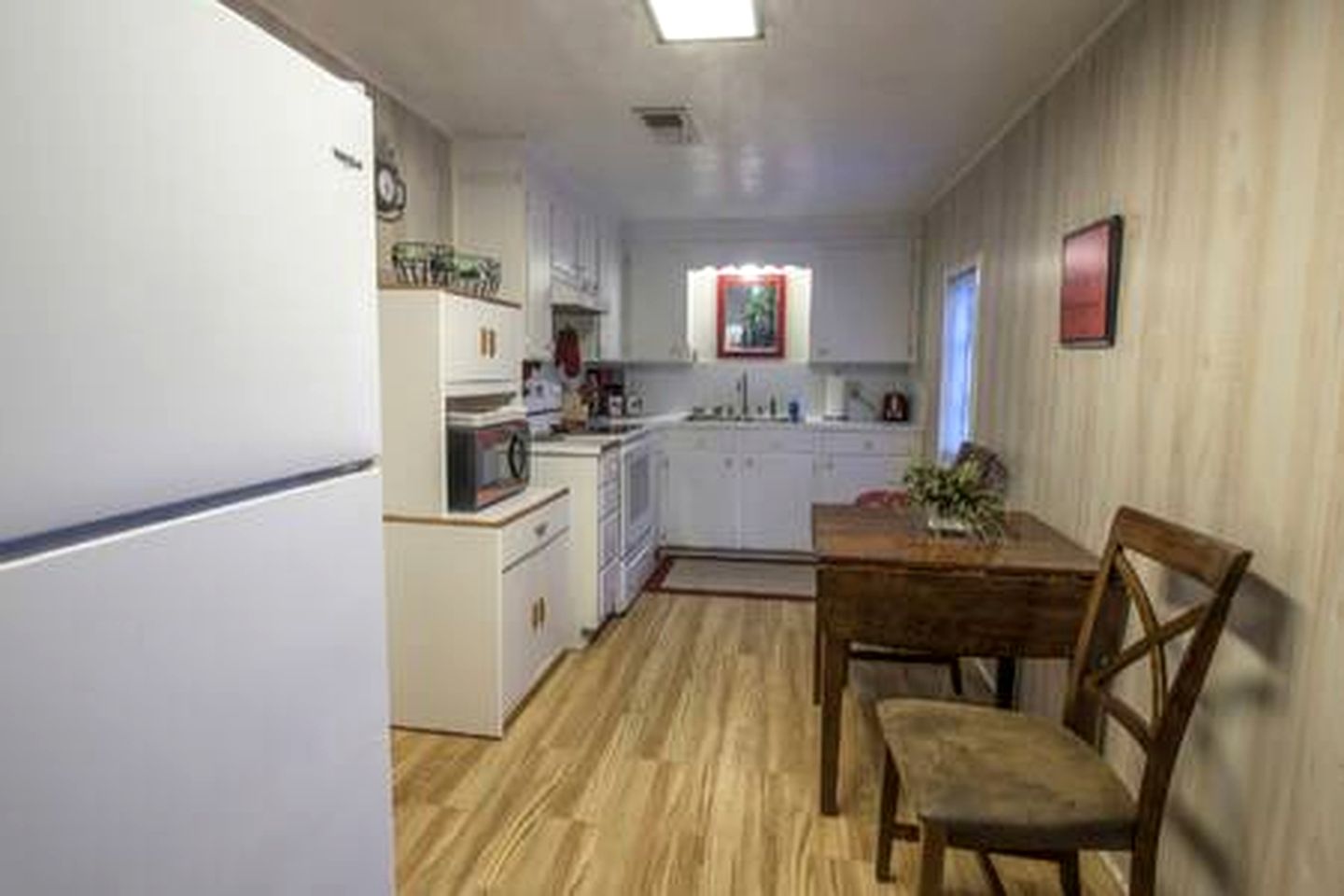 Riverfront Cottage with Fire Pit and Cozy Interior Perfect for Groups in Texas