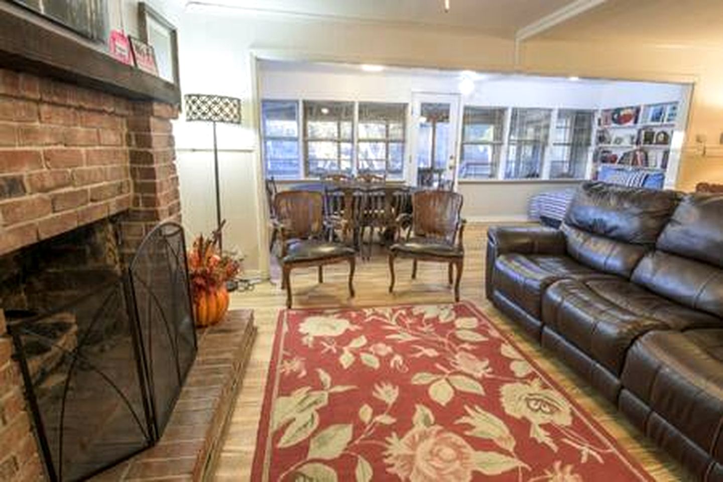 Riverfront Cottage with Fire Pit and Cozy Interior Perfect for Groups in Texas