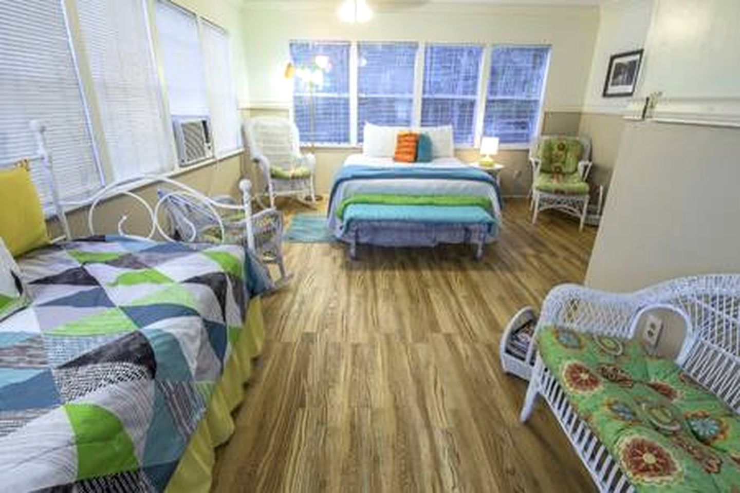 Riverfront Cottage with Fire Pit and Cozy Interior Perfect for Groups in Texas