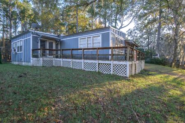 Riverfront Cottage with Fire Pit and Cozy Interior Perfect for Groups in Texas