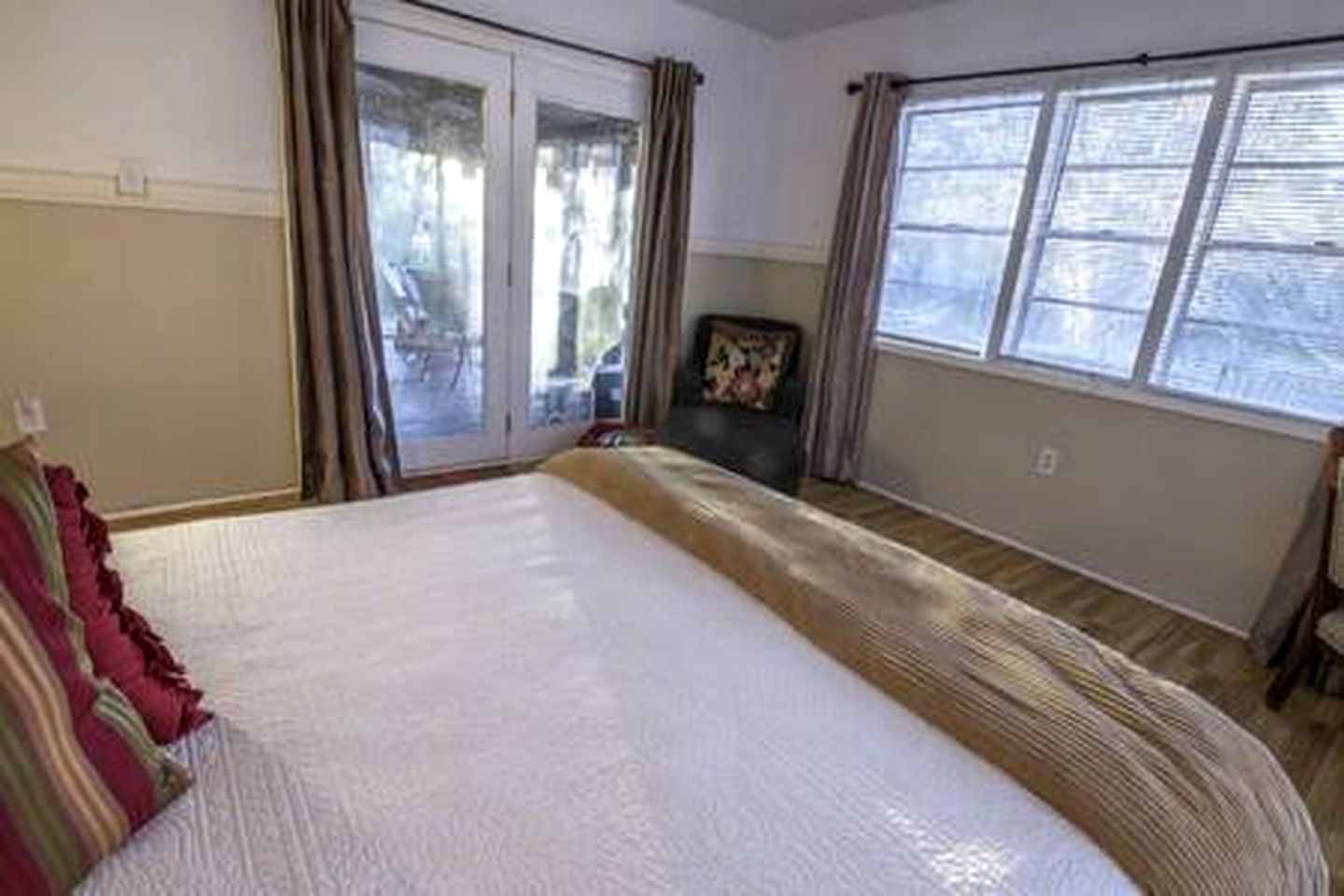 Riverfront Cottage with Fire Pit and Cozy Interior Perfect for Groups in Texas