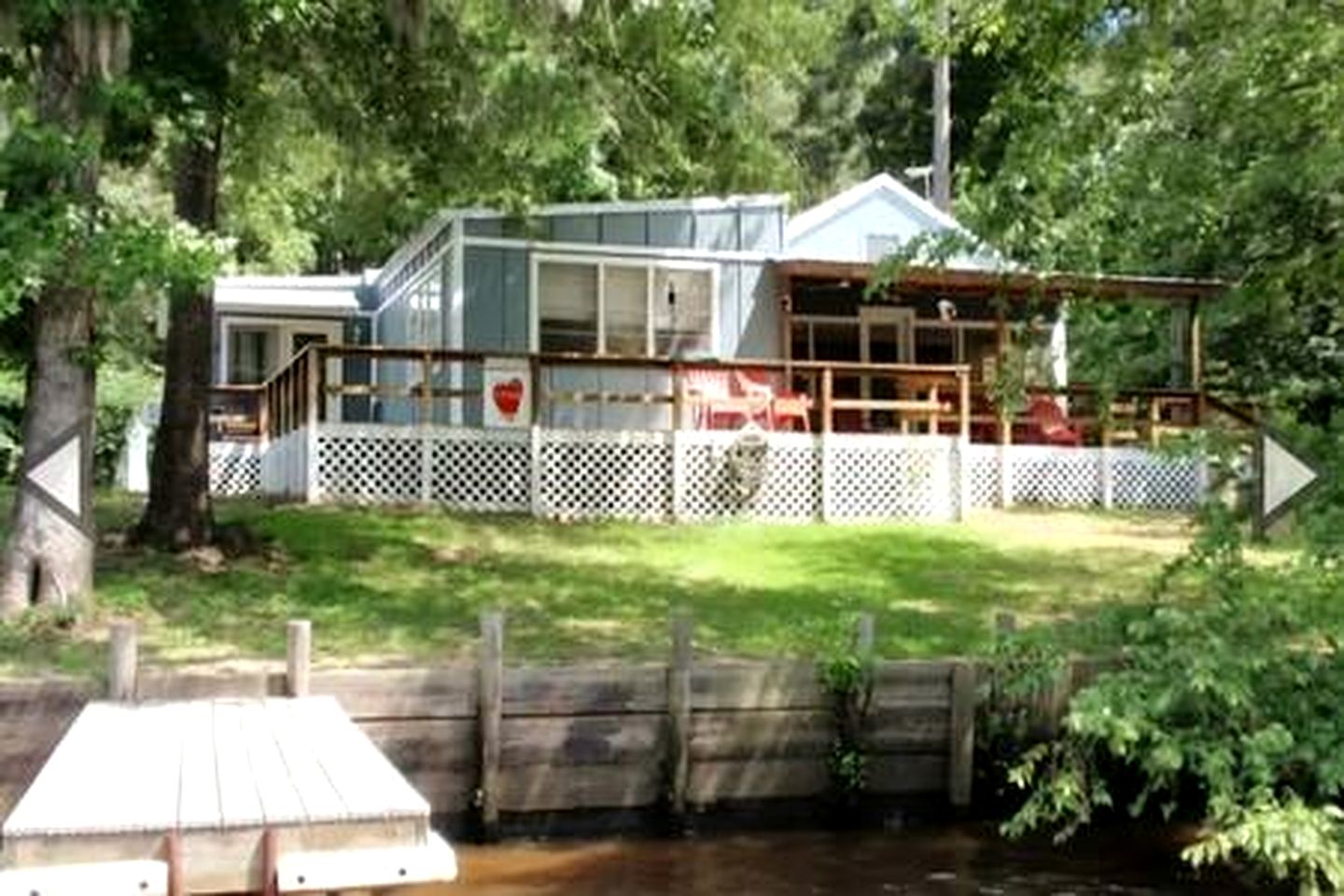 Riverfront Cottage with Fire Pit and Cozy Interior Perfect for Groups in Texas