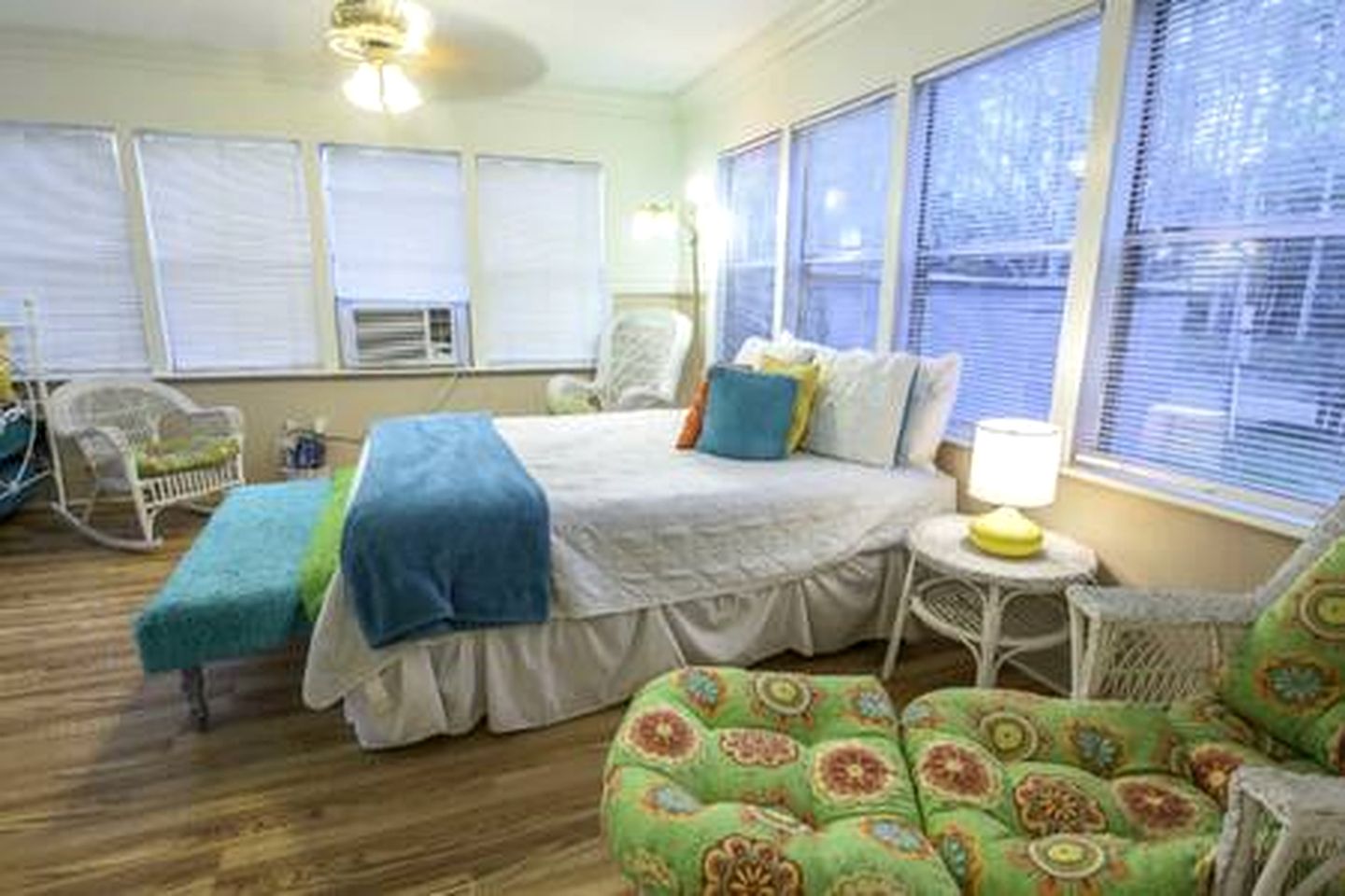 Riverfront Cottage with Fire Pit and Cozy Interior Perfect for Groups in Texas