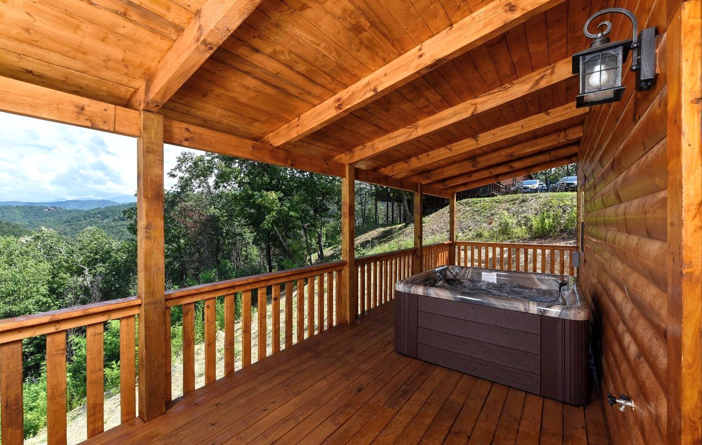 Breathtaking Cabin with Hot-tub, Fireplace and Games in Sevierville, Tennessee