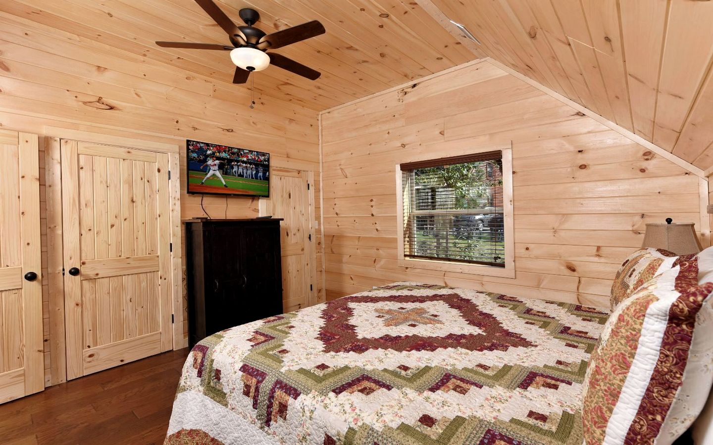 Breathtaking Cabin with Hot-tub, Fireplace and Games in Sevierville, Tennessee