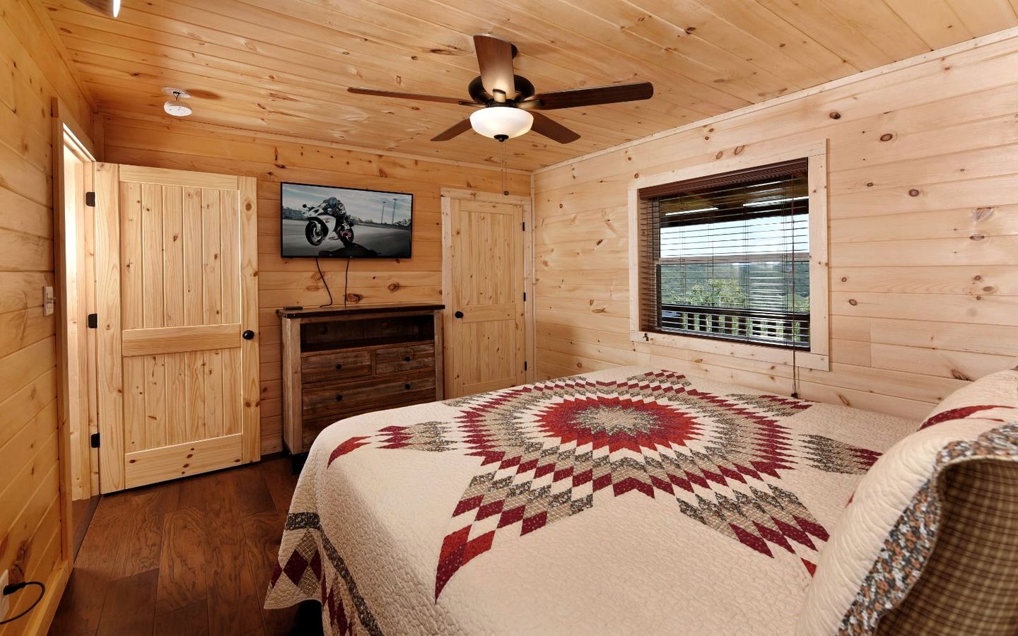 Breathtaking Cabin with Hot-tub, Fireplace and Games in Sevierville, Tennessee