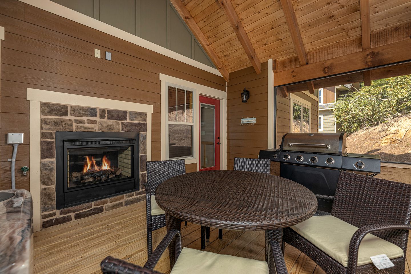 Pet-friendly Cabin with Outdoor Pool, Spa and Pool Table in Gatlinburg, Tennessee