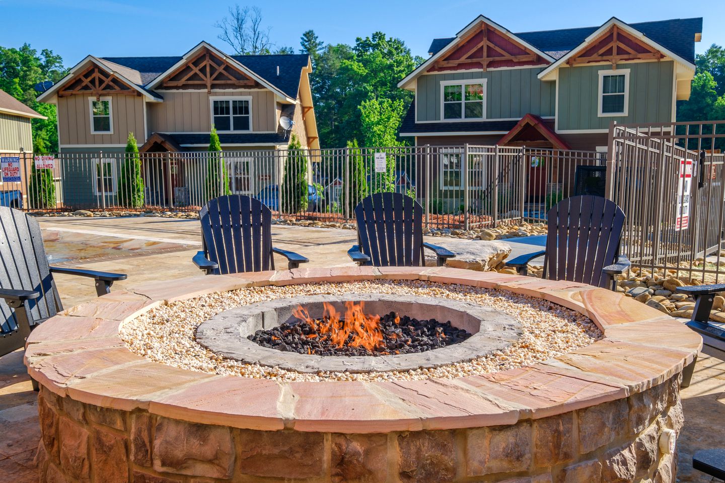 Pet-friendly Cabin with Outdoor Pool, Spa and Pool Table in Gatlinburg, Tennessee