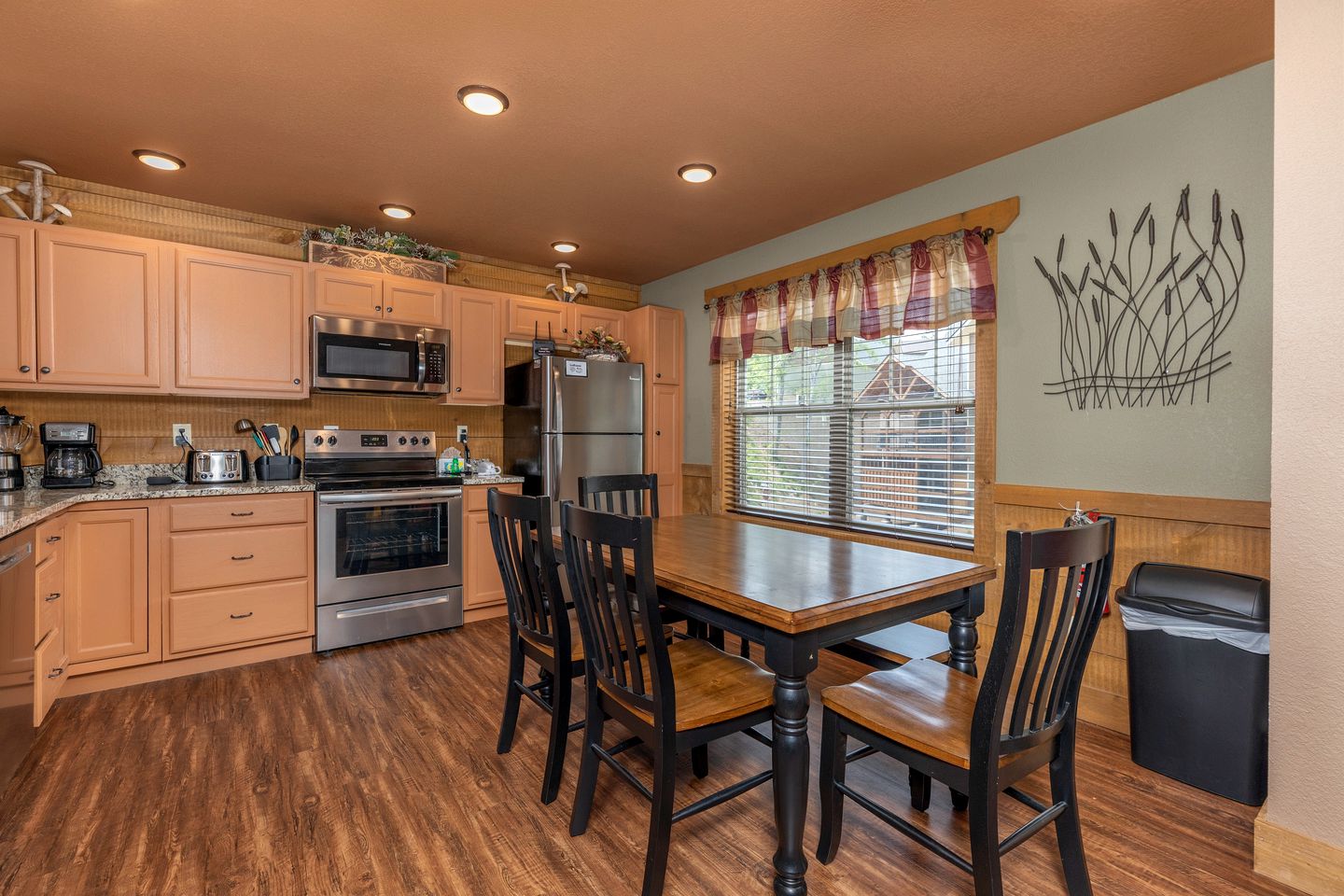 Pet-friendly Cabin with Outdoor Pool, Spa and Pool Table in Gatlinburg, Tennessee