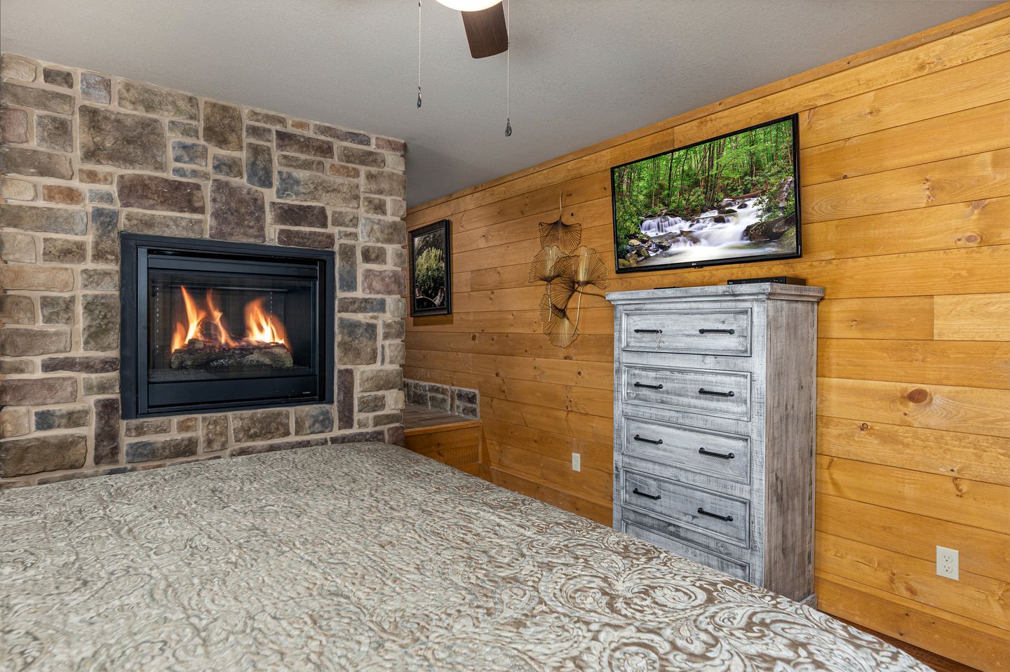 Pet-friendly Cabin with Outdoor Pool, Spa and Pool Table in Gatlinburg, Tennessee