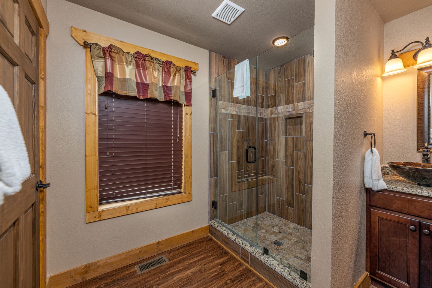 Pet-friendly Cabin with Outdoor Pool, Spa and Pool Table in Gatlinburg, Tennessee