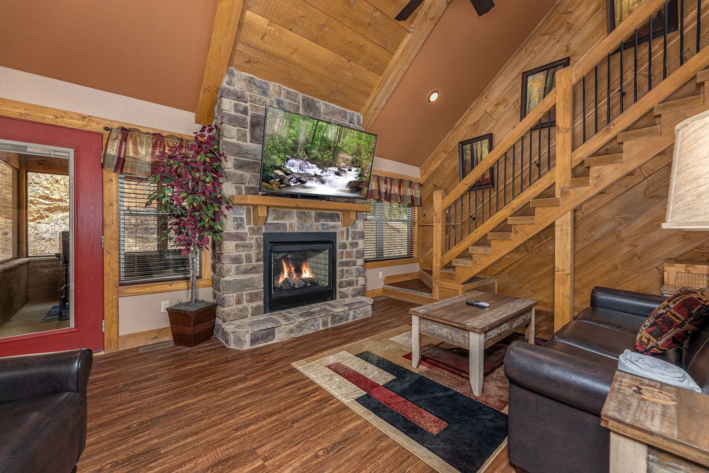 Pet-friendly Cabin with Outdoor Pool, Spa and Pool Table in Gatlinburg, Tennessee