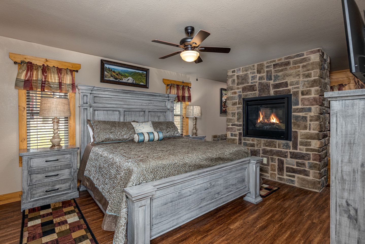 Pet-friendly Cabin with Outdoor Pool, Spa and Pool Table in Gatlinburg, Tennessee