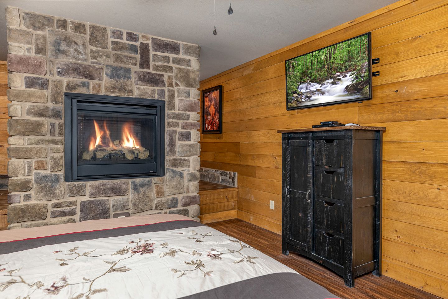 Pet-friendly Cabin with Outdoor Pool, Spa and Pool Table in Gatlinburg, Tennessee