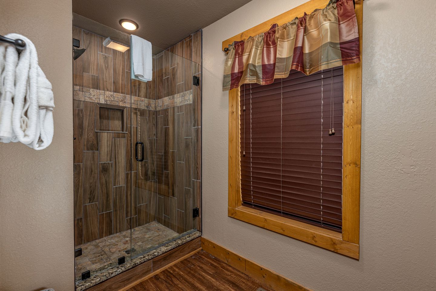 Pet-friendly Cabin with Outdoor Pool, Spa and Pool Table in Gatlinburg, Tennessee