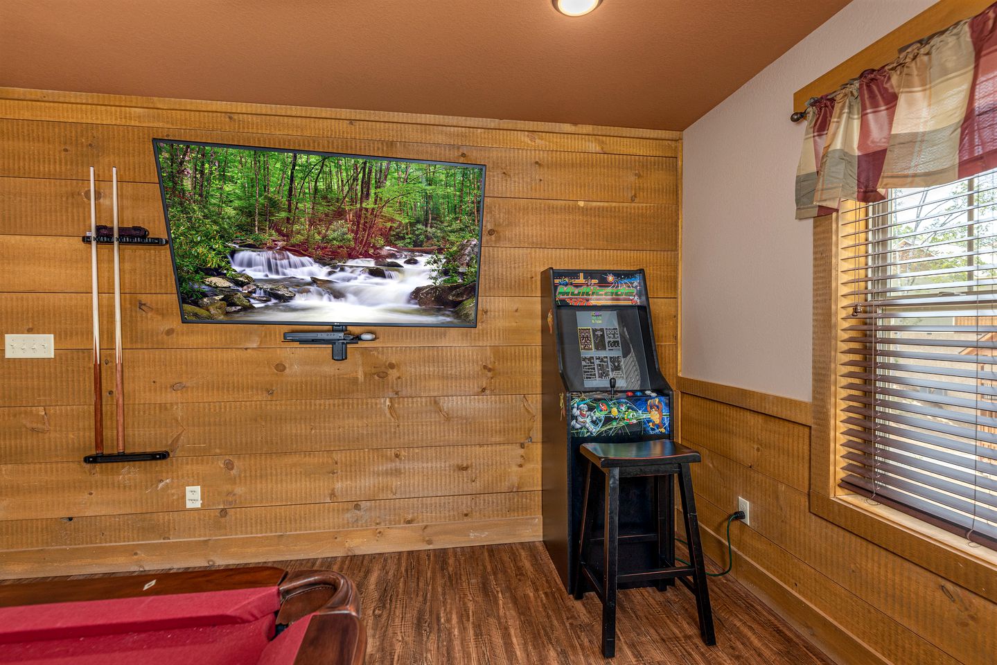 Pet-friendly Cabin with Outdoor Pool, Spa and Pool Table in Gatlinburg, Tennessee