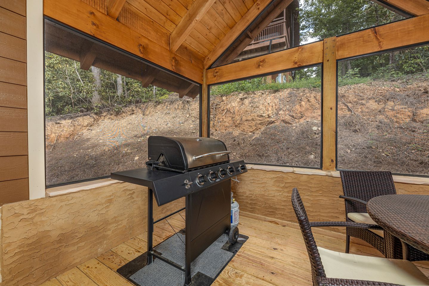 Pet-friendly Cabin with Outdoor Pool, Spa and Pool Table in Gatlinburg, Tennessee