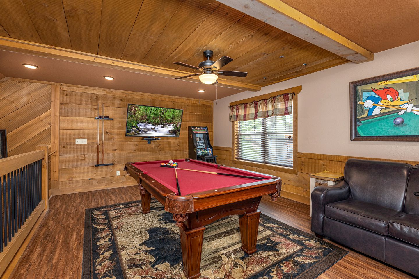 Pet-friendly Cabin with Outdoor Pool, Spa and Pool Table in Gatlinburg, Tennessee