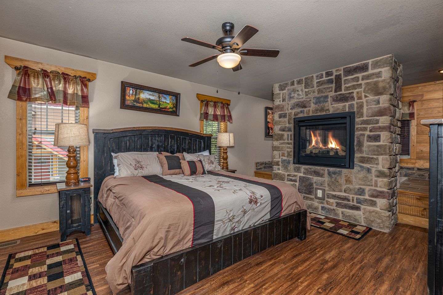 Pet-friendly Cabin with Outdoor Pool, Spa and Pool Table in Gatlinburg, Tennessee