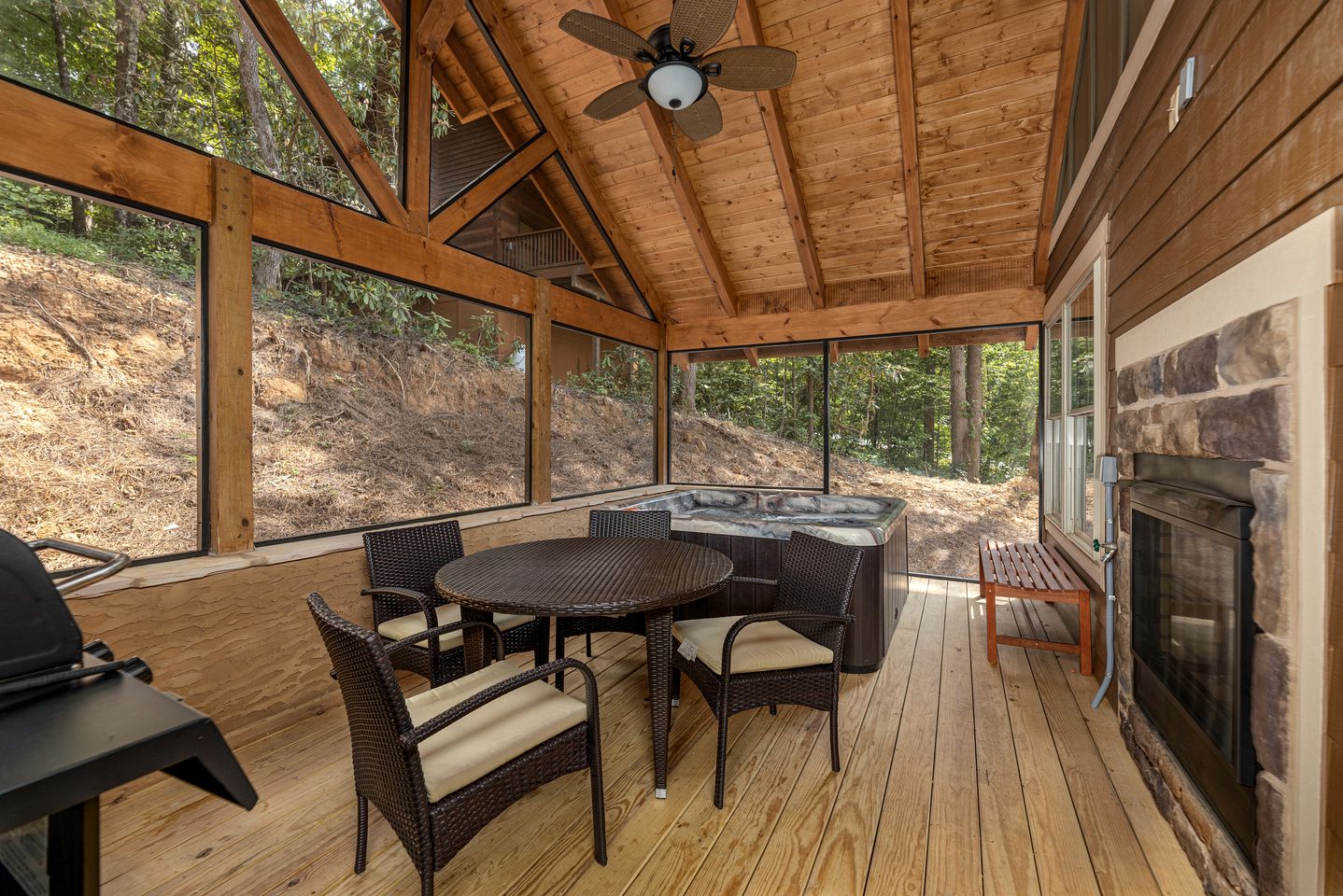 Pet-friendly Cabin with Outdoor Pool, Spa and Pool Table in Gatlinburg, Tennessee