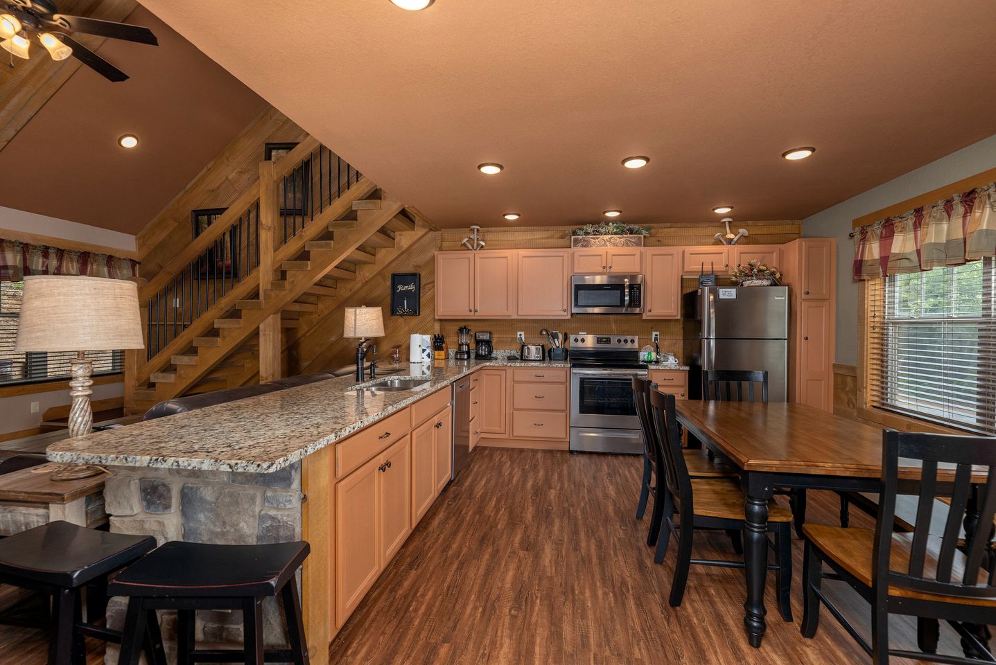 Pet-friendly Cabin with Outdoor Pool, Spa and Pool Table in Gatlinburg, Tennessee