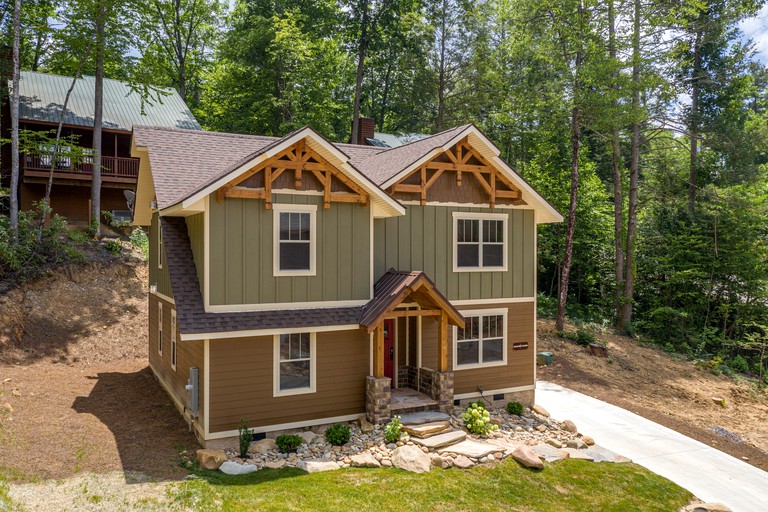 Pet-friendly Cabin with Outdoor Pool, Spa and Pool Table in Gatlinburg, Tennessee