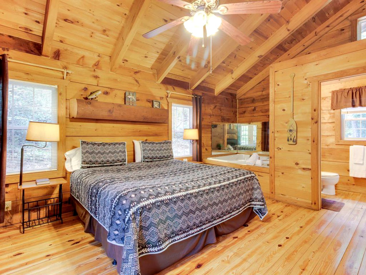 Romantic Mountain Cabin with Hot Tub near Helen,
