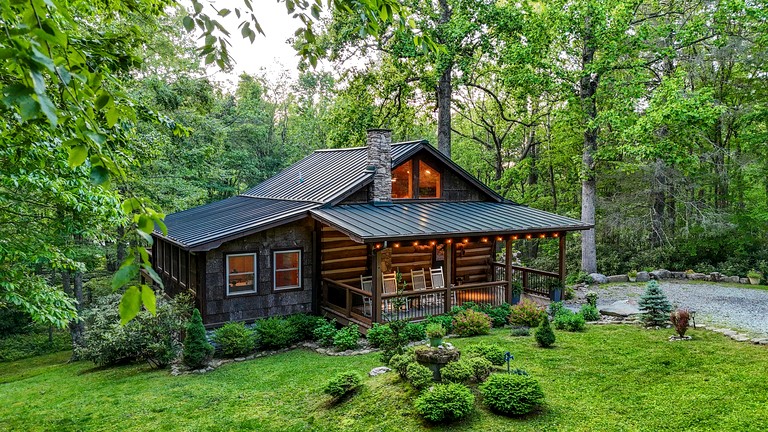 Tranquil Mountain Escape with Outdoor Decks, Fireplace & Scenic Charm in Blowing Rock, North Carolina
