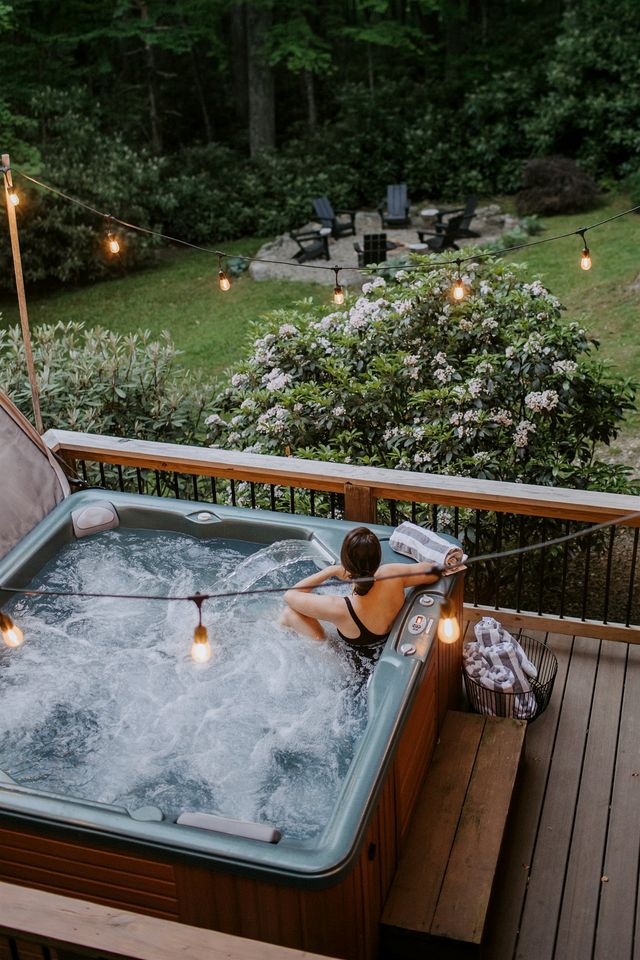 Tranquil Mountain Escape with Outdoor Decks, Fireplace & Scenic Charm in Blowing Rock, North Carolina